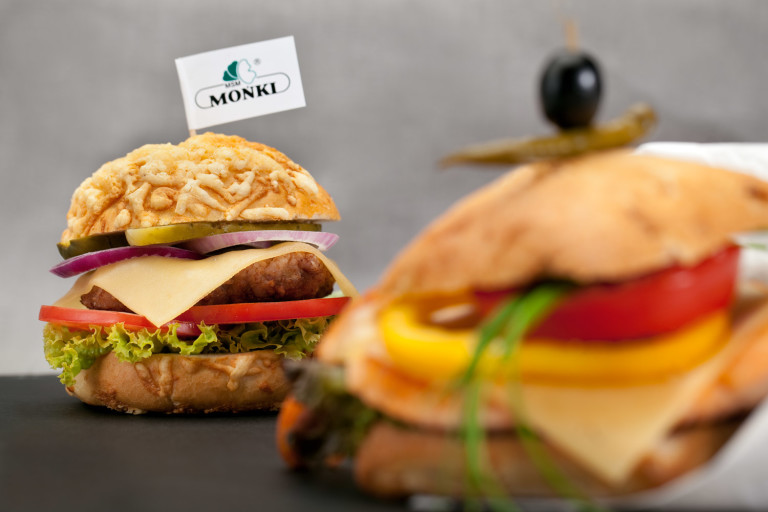 Burger z łososiem i serem żółtym