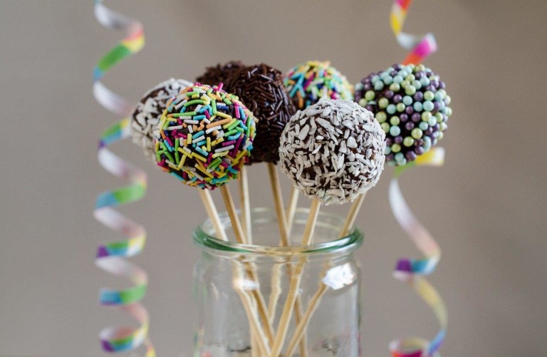 Cake pops ze śliwkami kalifornijskimi
