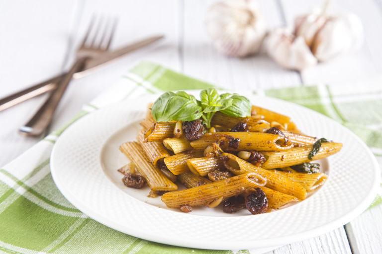 Lekkie penne z anchois, piniolami i bazylią