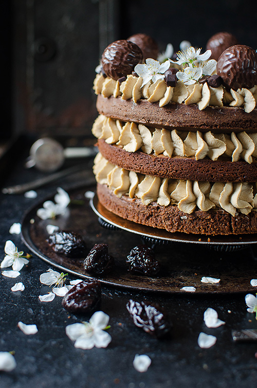Kawowy tort brownie ze śliwkami kalifornijskimi
