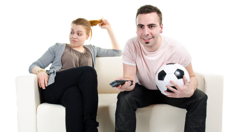 Jak przeżyć Euro? Poradnik dla par, które nie dzielą miłości do footballu! 6 złotych zasad