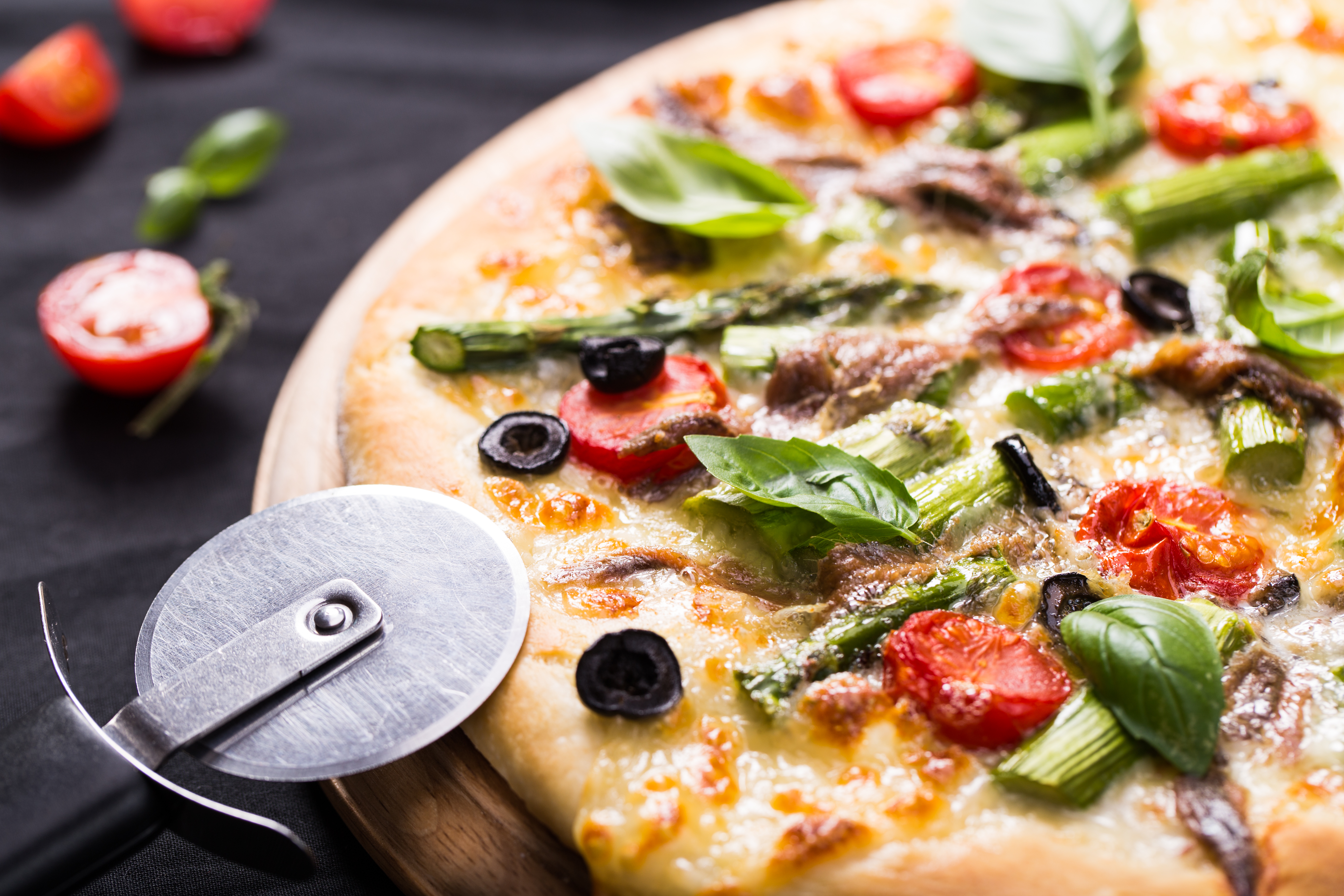 Biała pizza ze szparagami i anchois