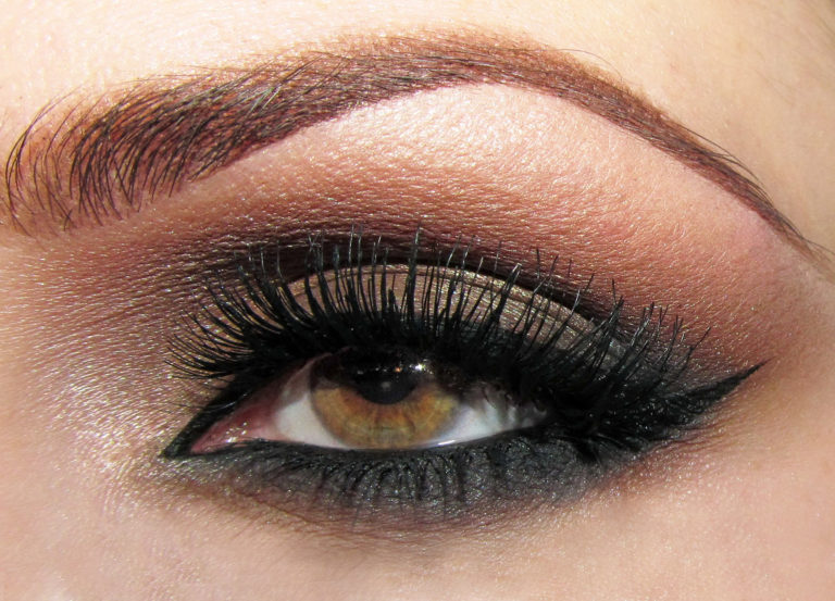 Jak wykonać smoky eyes?