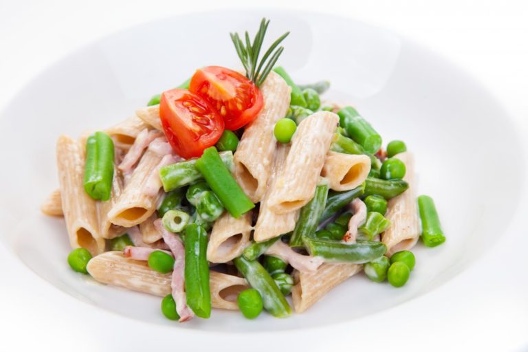 Warzywne penne z szynką