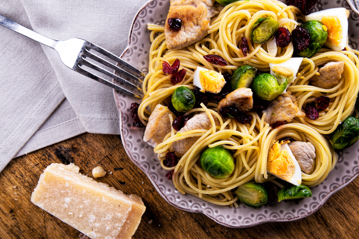 Spaghetti z indykiem, brukselką oraz jajkiem