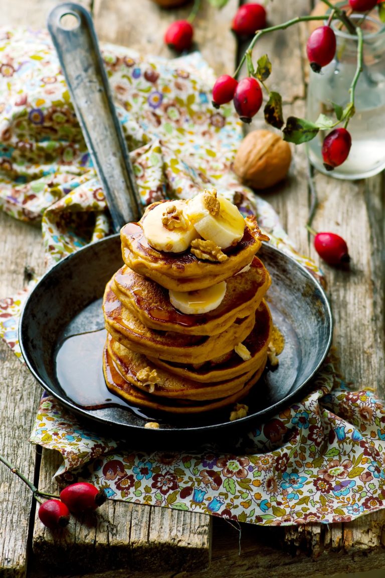 Pancake z maślanki z sosem karmelowym i owocami