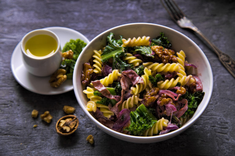 Fusilli z jarmużem, prosciutto i orzechami włoskimi