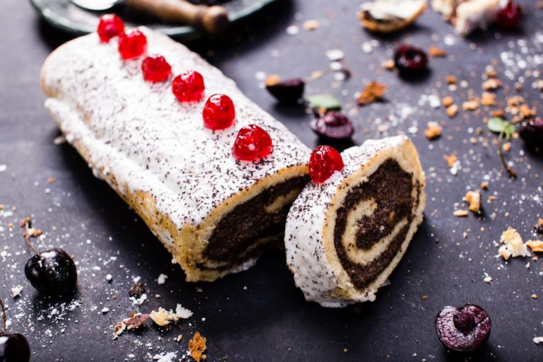 Świąteczna strucla biszkoptowa z makiem i bakaliami