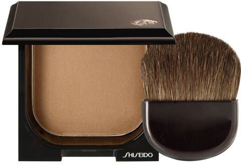 Bronzer – jeden z najbardziej wielofunkcyjnych kosmetyków do makijażu