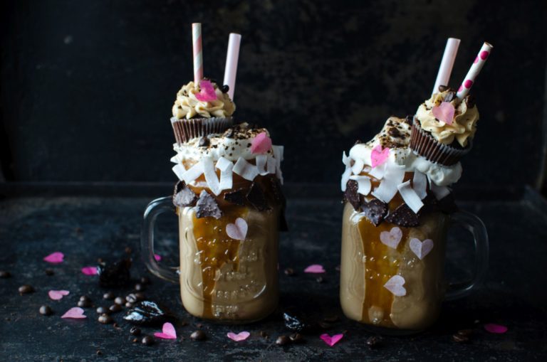 Walentynkowy przepis: Freakshake kawowy z mleczkiem kokosowym i śliwkami kalifornijskimi