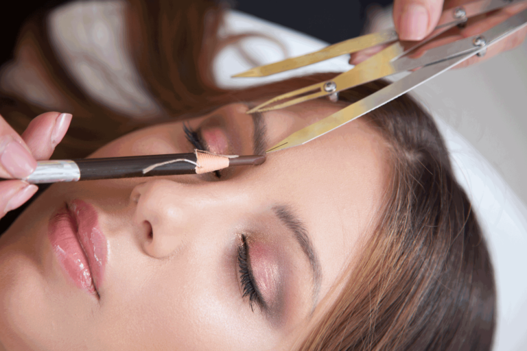 Feathered brows – najmodniejsze brwi w tym sezonie