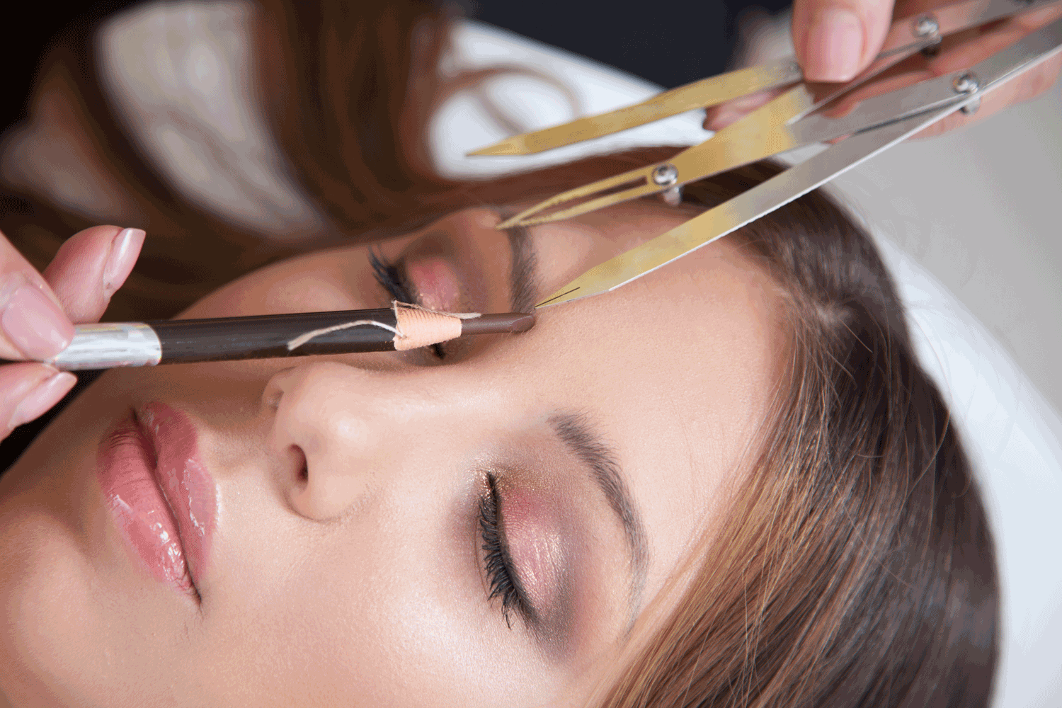 Feathered brows – najmodniejsze brwi w tym sezonie
