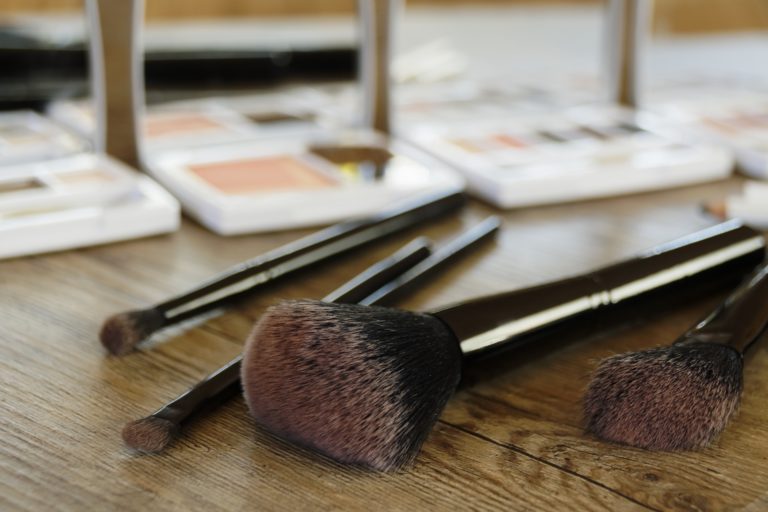 Puder rozświetlający – dowiedz się, jak go stosować, by uzyskać efekt promiennej cery