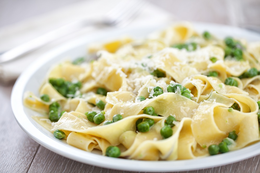 Przepis na tagliatelle  z groszkiem i suszonymi pomidorami