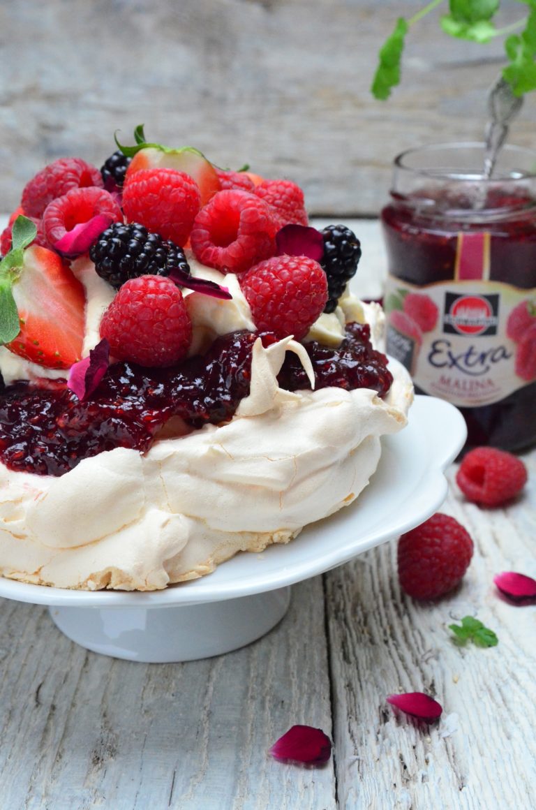 Beza Pavlova z konfiturą malinową, mascarpone i owocami