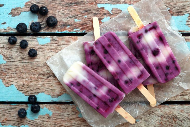 Domowe lody śmietankowo-jagodowe
