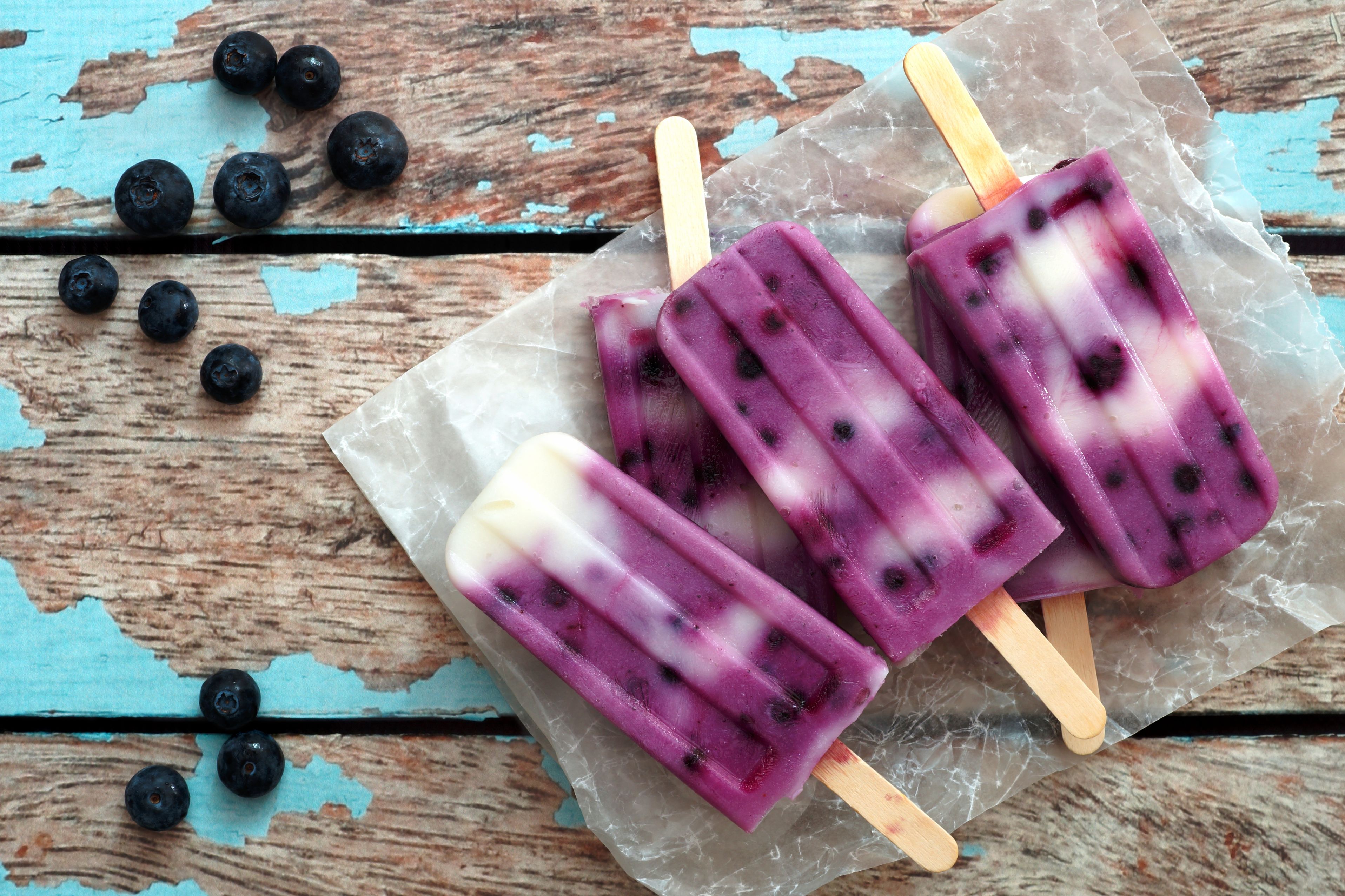 Domowe lody śmietankowo-jagodowe