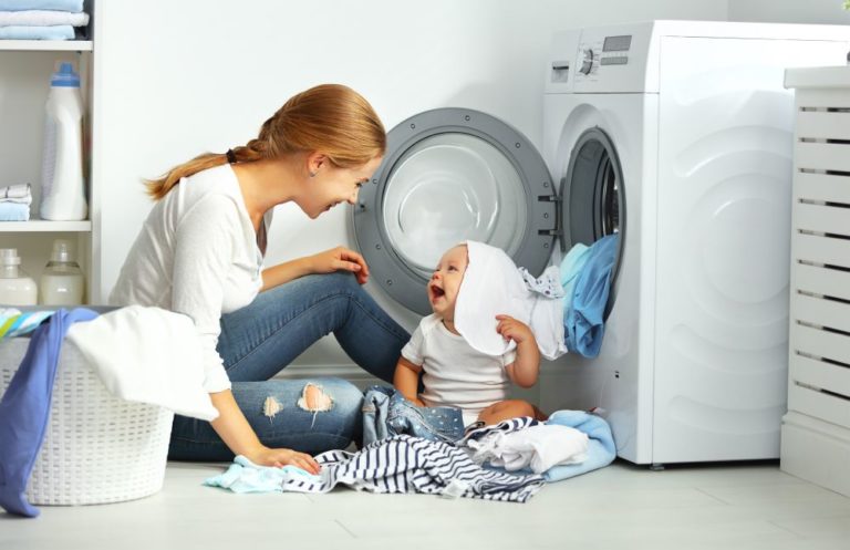 Noworodek w domu. Jak sprzątać i zadbać o zdrowie malucha?