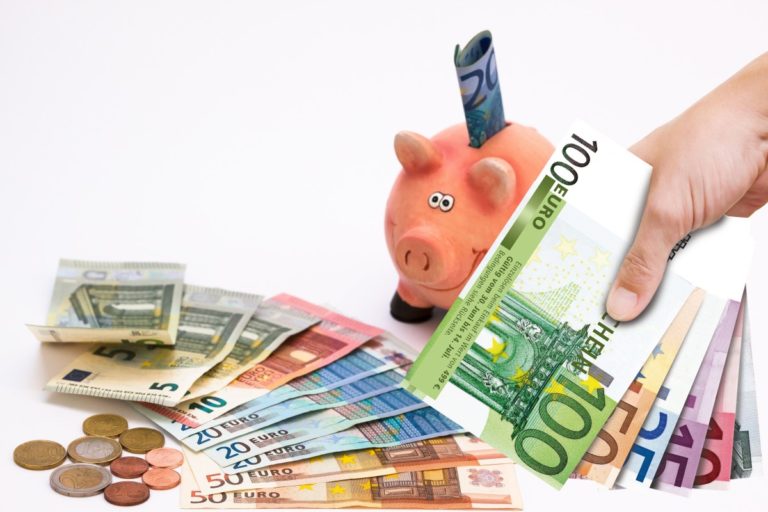 Jesienna chandra drąży portfele Polaków – co trzecia osoba ulega impulsywnym zakupom