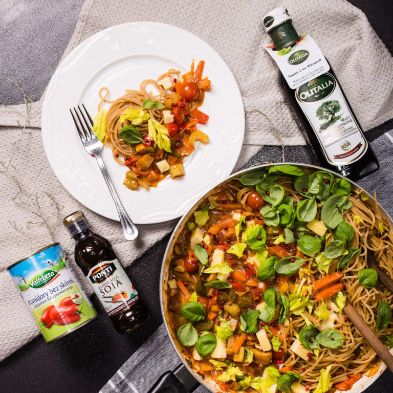 Spaghetti pełnoziarniste z warzywami sezonowymi