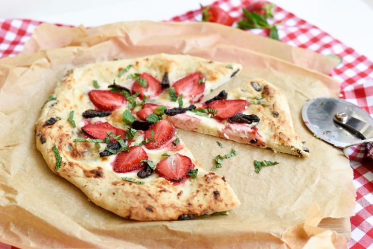 Pizza z mascarpone, śliwkami kalifornijskimi i miętą