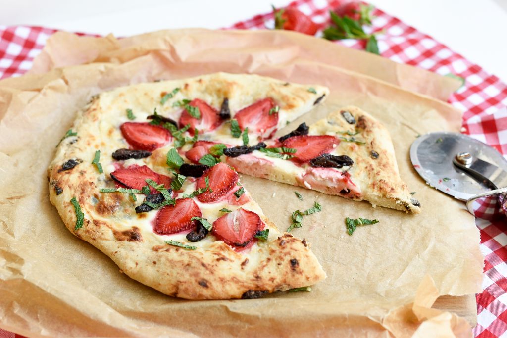 Pizza z mascarpone, śliwkami kalifornijskimi i miętą