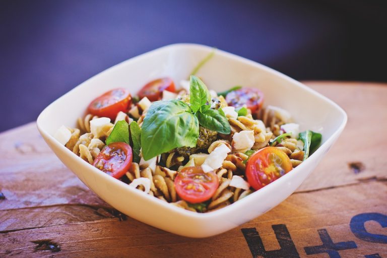 Bezglutenowe danie –  makaron fusilli teff z pesto, parmezanem i kaparami