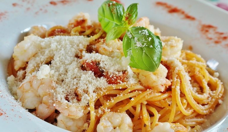 Bezglutenowe spaghetti z krewetkami i pomidorkami koktajlowymi