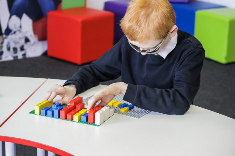 LEGO® BRAILLE BRICKS  – INNOWACYJNA NAUKA CZYTANIA METODĄ BRAILLE’A  ZA POMOCĄ KLOCKÓW LEGO