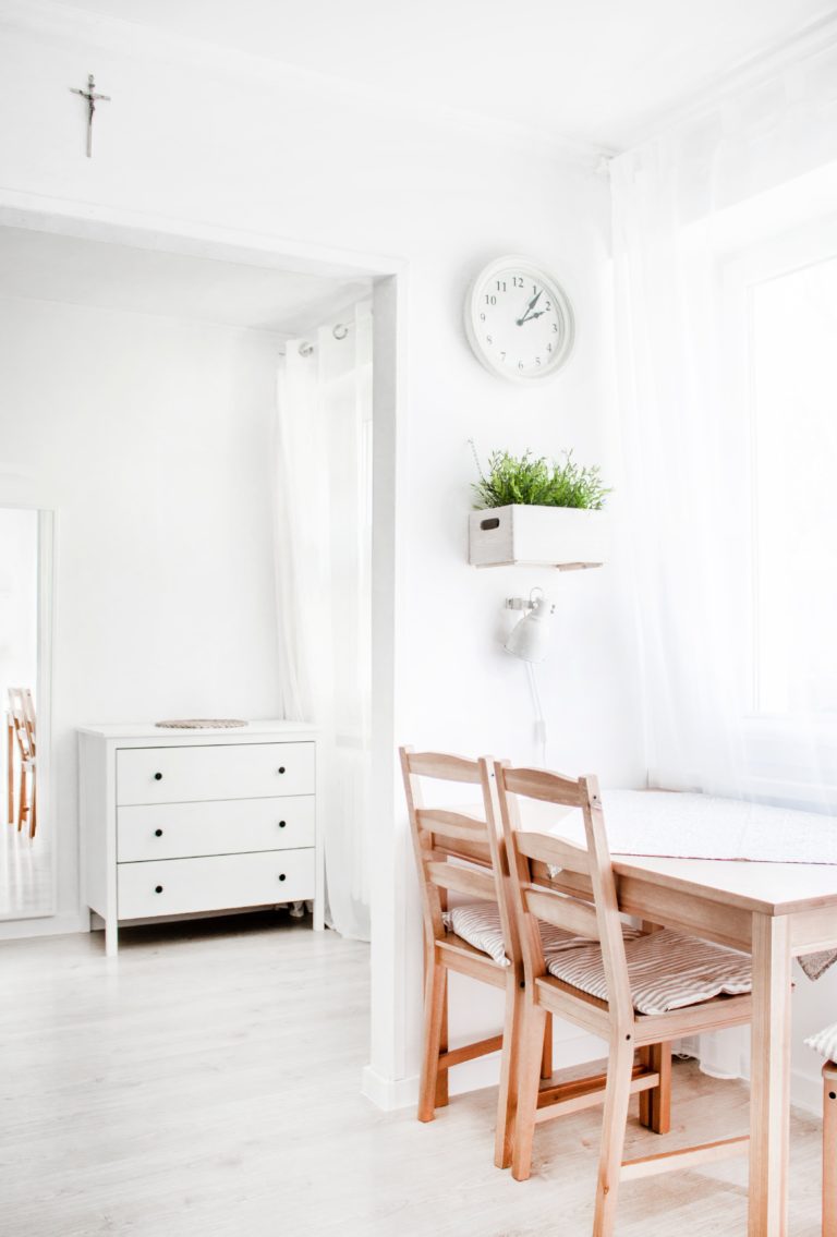 Styl scandi w salonie – prostota i naturalność