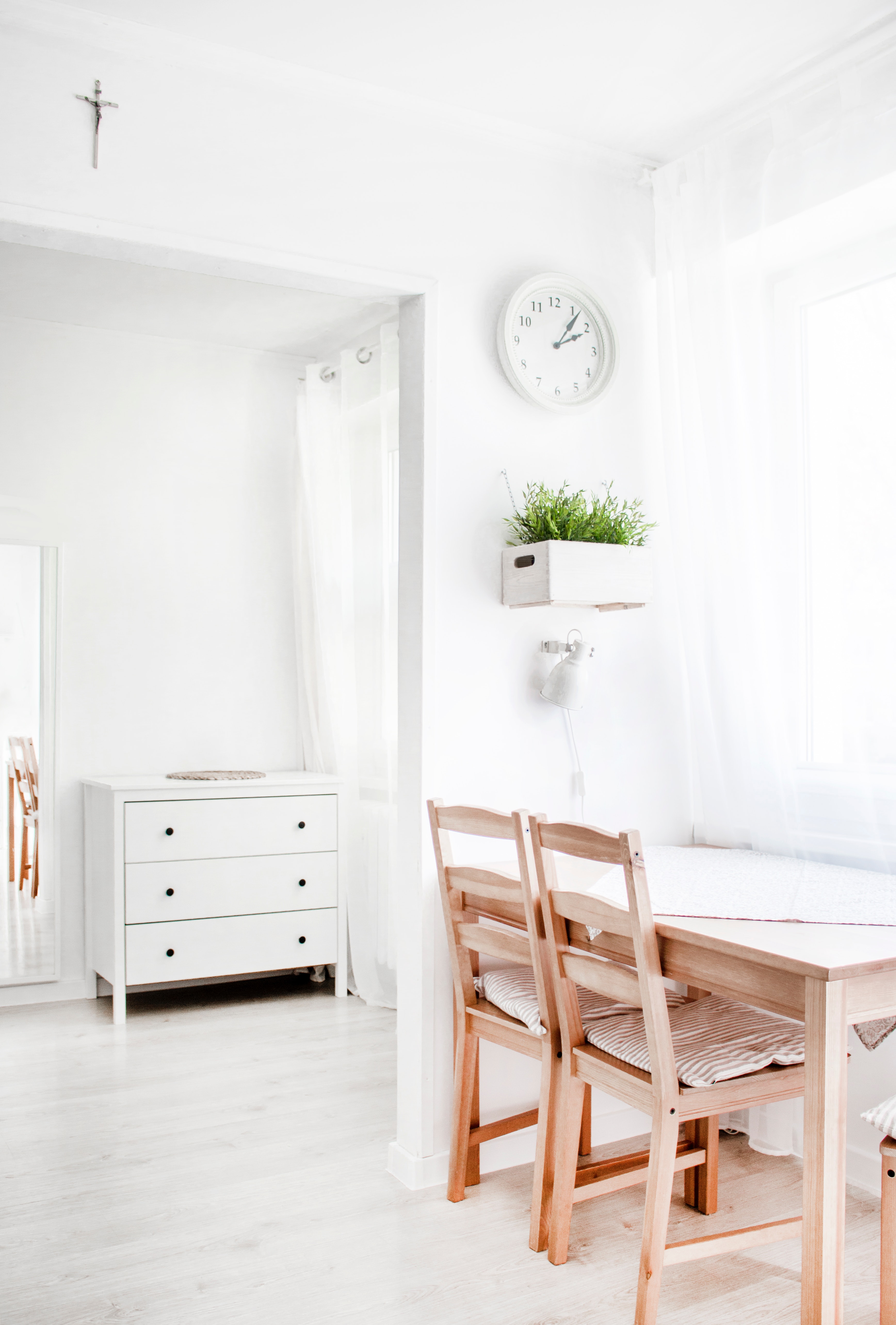 Styl scandi w salonie – prostota i naturalność