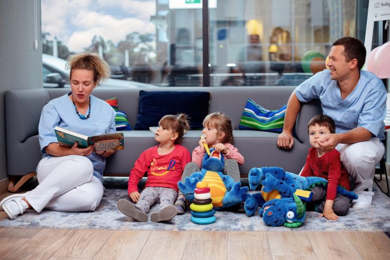 Tylko 10% rodziców idzie z dzieckiem w odpowiednim wieku do dentysty. Wyniki najnowszego raportu