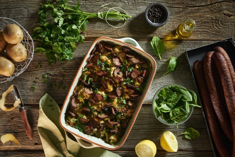 Zimowe comfort food, czyli zapiekanka z ziemniaków ze szpinakiem, kiełbasą i ziołami