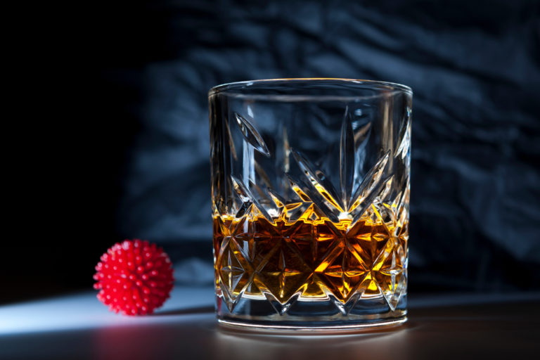 „Odkażanie” koronawirusa po polsku – w izolacji coraz częściej sięgamy po alkohol