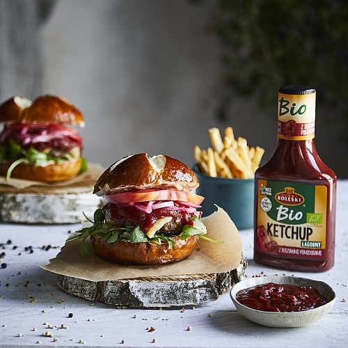 Burger z wołowiną, czerwoną cebulką, rukolą i domowymi frytkami