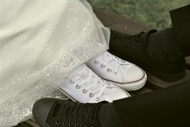 Tradycyjne trampki Converse do sukienki? Czemu nie!