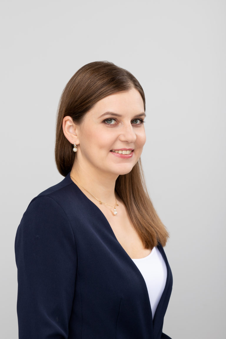 Siedzenie w domu ma negatywny wpływ na włosy