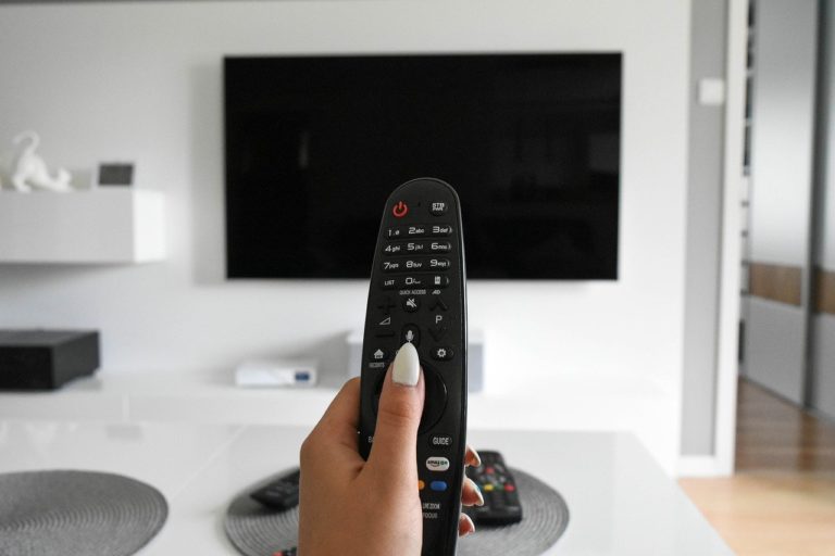 Meble pod telewizor do salonu – jakie wybrać?