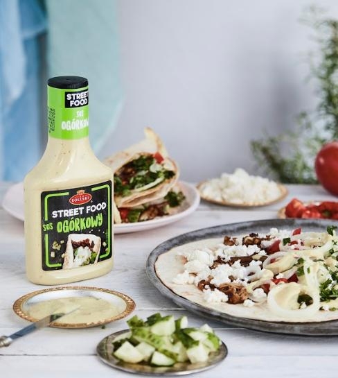 Greckie wrapy z wolno pieczoną wieprzowiną gyros, fetą i pomidorami
