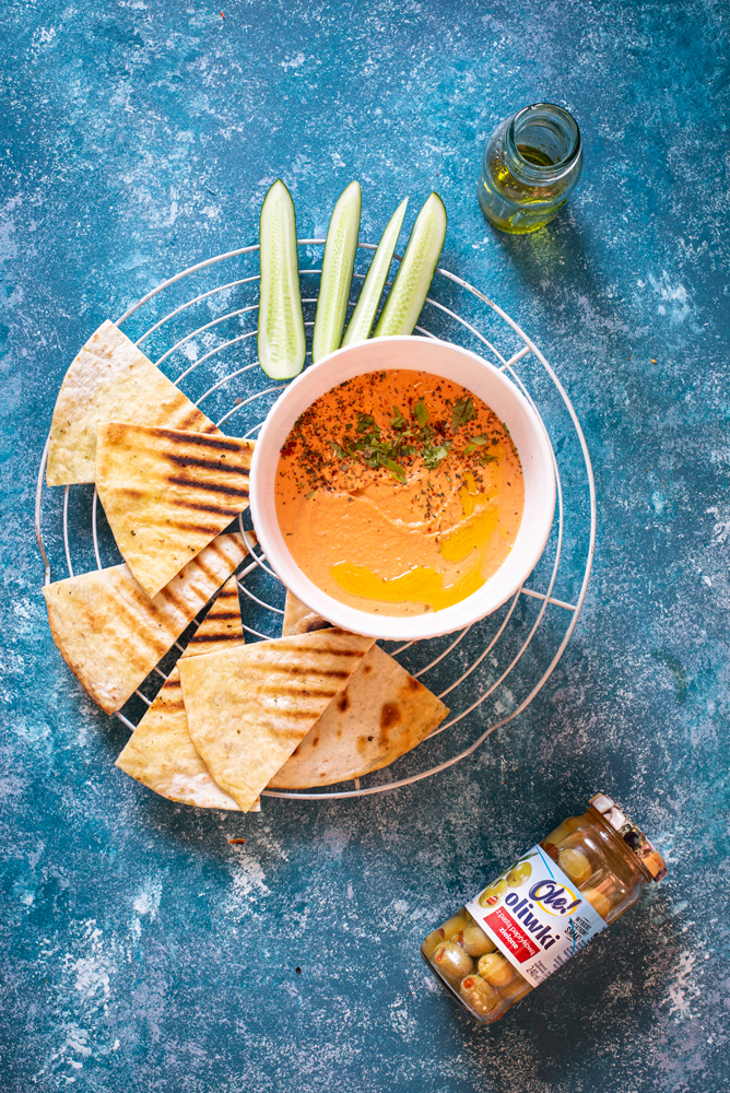 Hummus paprykowy z zielonymi oliwkami