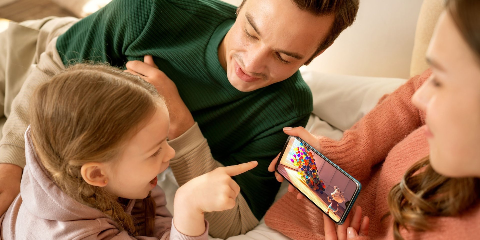 Korzystanie ze smartfona jest dziecinnie proste. Warto zadbać o to, aby było też bezpieczne