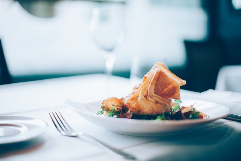 Jak udekorować stół w restauracji?