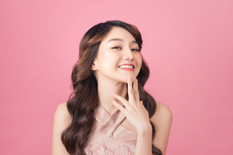 Już nie „Hollywood smile”, a „K-pop smile”. Takie zęby chce mieć pokolenie Z