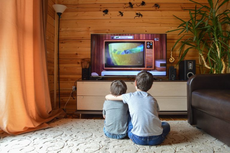 BEZPIECZNE TREŚCI W TV – JAK WYBIERAĆ I GDZIE SZUKAĆ?