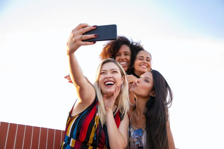 Poznaj triki gwiazd i zrób idealne selfie!