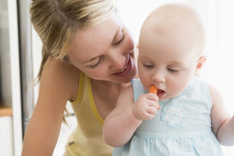 Odstawienie od piersi – jak i kiedy zakończyć naturalne karmienie?