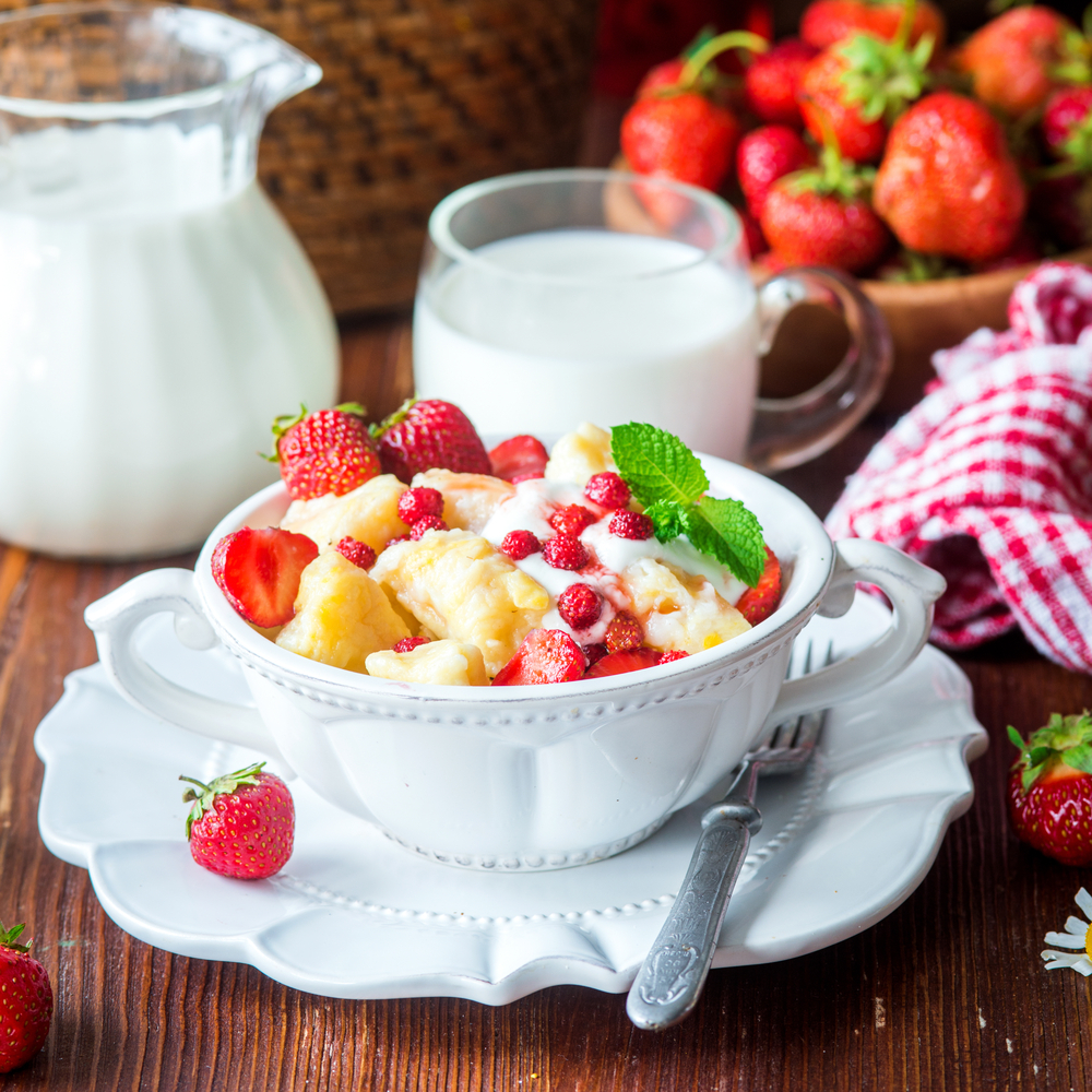 Pierogi z owocami i śmietaną – letni obiad, który wszyscy lubimy