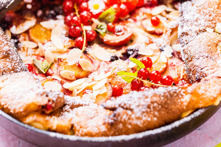 Dutch baby z owocami i płatkami migdałowymi