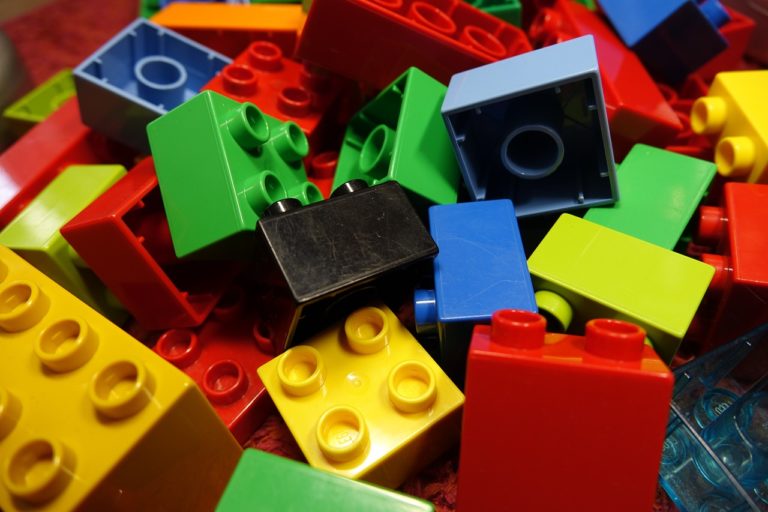 Klocki dla rocznego dziecka najlepszą formą nauki przez zabawę