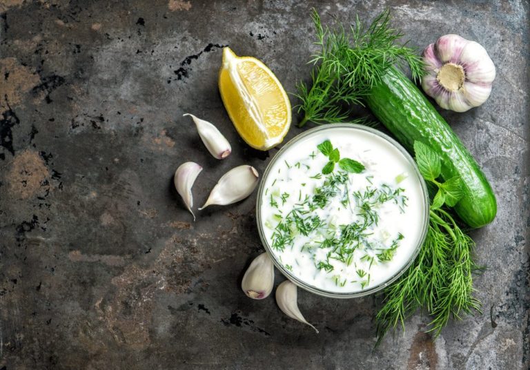 Polska mizeria, a może greckie tzatziki – którą przystawkę z ogórkiem wybrać